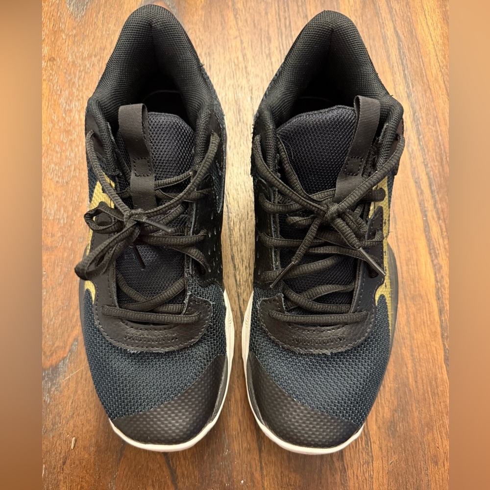 Under Armour Youth size 7 Black and Gold Basketball Tennis Shoes